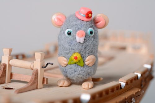 Figura en miniatura hecha a mano en técnica de fieltro  Niña rata - MADEheart.com