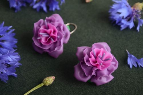 Handgemachte Ohrringe aus Polymerton mit Anhängern violette Blumen originell - MADEheart.com