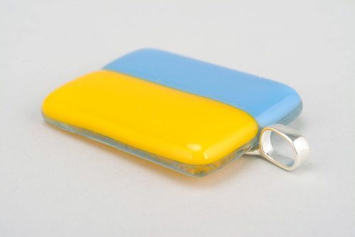 Pingente de vidro em técnica de fusão Bandeira da Ucrânia - MADEheart.com