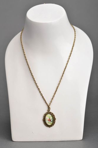 Joli pendentif sur chaîne avec cabochon ovale fait main vintage en métal - MADEheart.com