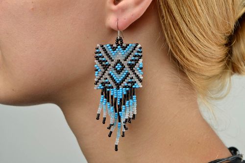 Bunte Ohrringe blau handmade Ohrringe Geschenk für Frauen aus Rocailles Perlen - MADEheart.com