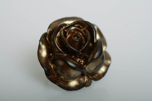 Ungewöhnlicher brauner Ring aus Polymerton in Form der Rose künstlerische Handarbeit - MADEheart.com