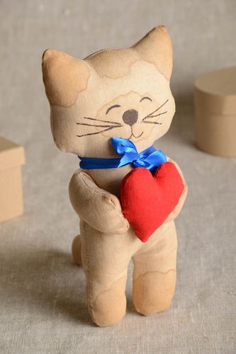 Handmade Kuscheltier Katze Geschenk für Kinder Haus Deko Kater mit Herzen - MADEheart.com