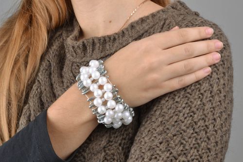 Bracelet fait main avec perles de verre blanches - MADEheart.com