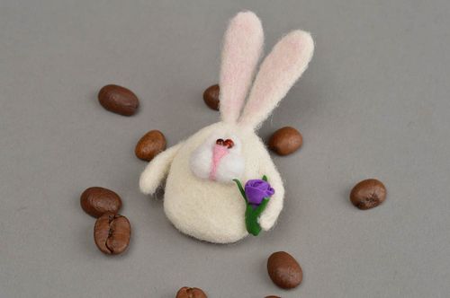 Spilla di lana fatta a mano a forma di coniglio con fiore accessorio originale - MADEheart.com