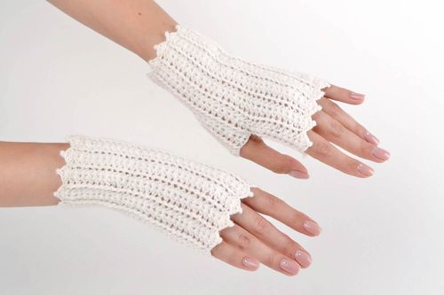 Mitaines tricotées Gants sans doigts fait main blanches Vêtement femme - MADEheart.com