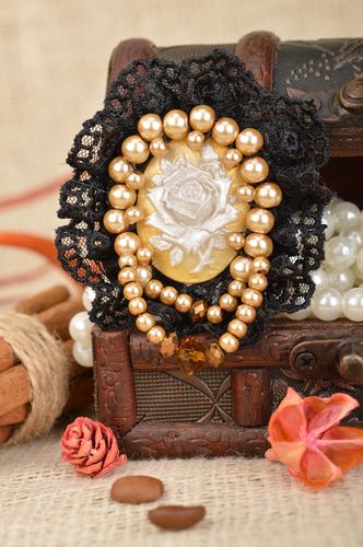 Broche faite main en dentelle noire fausses perles et camée fleur style vintage - MADEheart.com