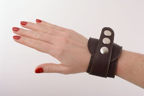 Brown leather bracelet with buttons - MADEheart.com