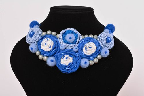 Collar de tela con flores hecho a mano bisutería elegante accesorio para mujer   - MADEheart.com