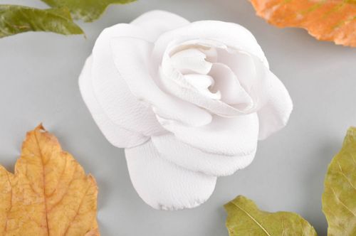 Broche fleur Bijou fait main rose blanche Accessoire femme tissu feutre métal - MADEheart.com