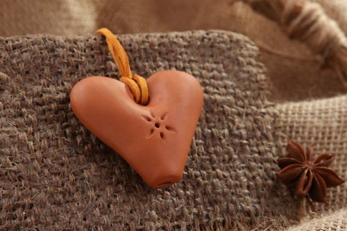 Apito-pingente em forma de coração instrumento musical e um brinquedo para crianças - MADEheart.com