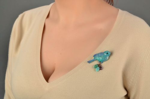 Broche Oiseau bleu en pâte polymère avec perles fantaisie accessoire fait main - MADEheart.com