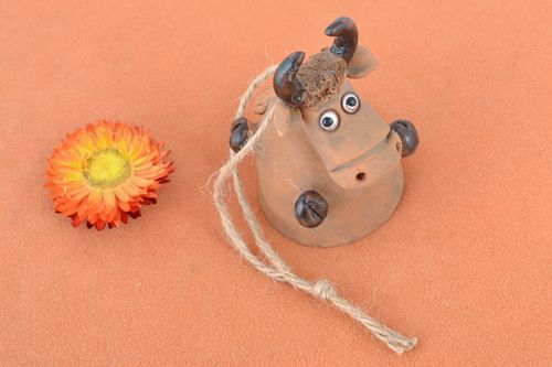 Campanello decorativo fatto a mano souvenir mucca in ceramica da appendere   - MADEheart.com