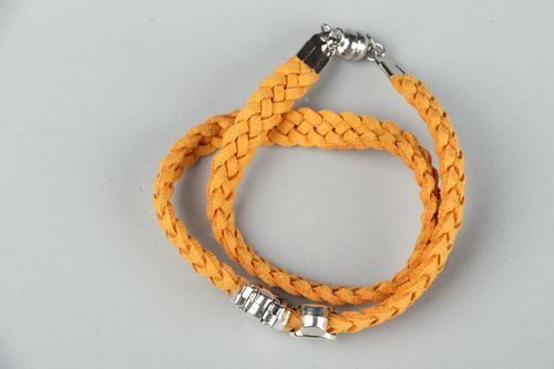 Bracelet tressé en daim orange fait main - MADEheart.com