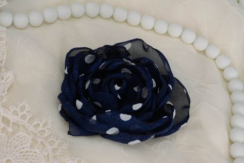 Broche artisanale avec fleur bleue à petits pois blancs - MADEheart.com