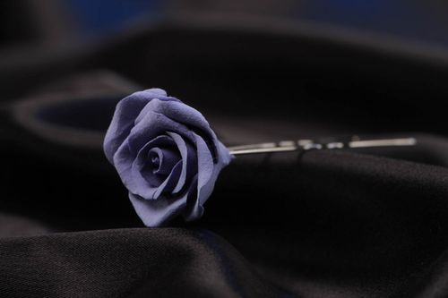 Violette Haarnadel mit Blume aus Polymerton handmade Harschmuck für Frauen  - MADEheart.com