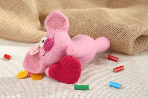 Soft toy made from wool Pig in love - MADEheart.com