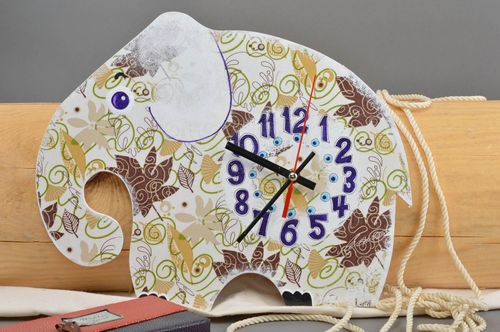 Часы в технике декупаж из фанеры в детскую в виде осеннего слоника ручной работы - MADEheart.com