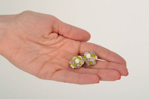 Boucles doreilles clous faites main en argile polymère Rose - MADEheart.com