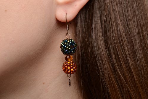 Handgemachte originelle lange Ohrringe aus Glasperlen geflochten für Frauen  - MADEheart.com