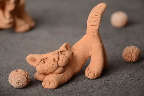 Figura de arcilla con forma de gato juguetón hecha a mano original decorativa - MADEheart.com