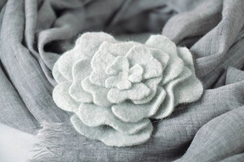 Broche originale en laine fleur grise - MADEheart.com