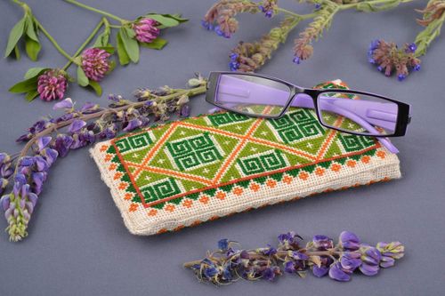 Originelles Stoff Etui für Brillen mit Acrylgarn kreuzgestickt handmade - MADEheart.com