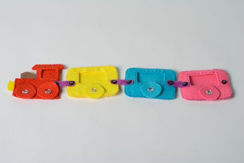 Juguete educativo tren artesanal multicolor de fieltro con botones infantil - MADEheart.com
