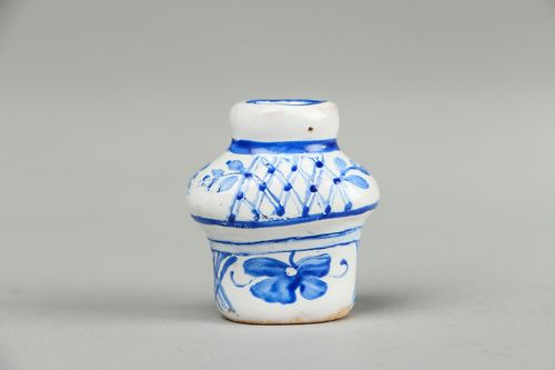 2 inches little ceramic vase in white and blue colors with floral design 0,03 lb - MADEheart.com