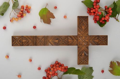 Крест ручной работы резной крест из дерева украшение на стену изделие из дерева - MADEheart.com
