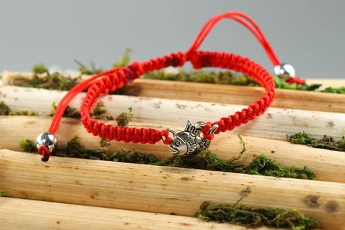 Bracelet en fils Bijou fait main rouge design fin poisson Accessoire femme - MADEheart.com