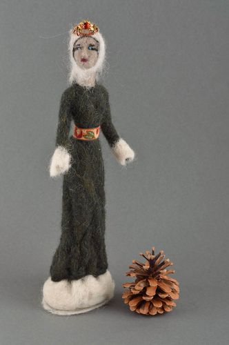 Bambola bella in stoffa fatta a mano pupazzo tessile originale in vestito - MADEheart.com