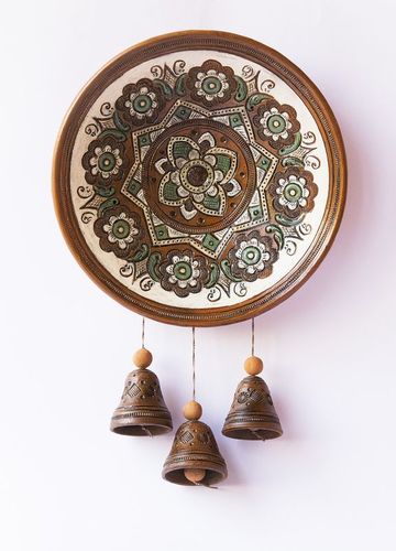 Piatto decorativo con campanelli fatto a mano piatto in ceramica da parete   - MADEheart.com