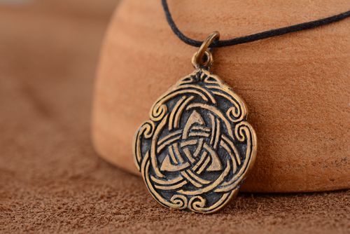 Pendentif en bronze fait main Dessin celtique - MADEheart.com