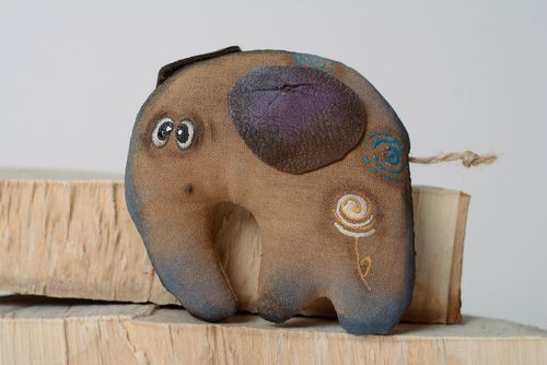 Imán para la nevera hecho a mano con forma de elefantito con empapado en café  - MADEheart.com