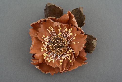 Broche en cuir naturel fleur marron - MADEheart.com