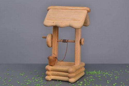 La figurilla de madera en forma de pozo de juguete - MADEheart.com