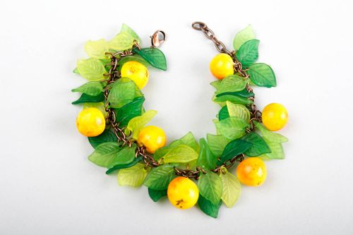 Bracelet fruits avec breloques Bijou fait main design estival Cadeau pour femme - MADEheart.com