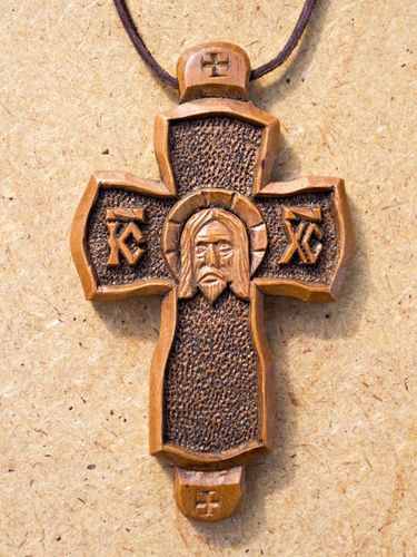 Cruz de madera al cuello con imagen del santo - MADEheart.com