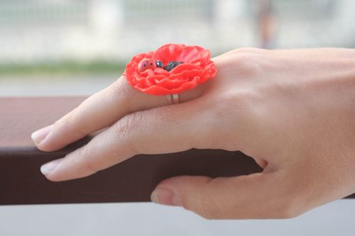 Anel vermelho de argila de polímero feito à mão acessório de mulher artesanal  - MADEheart.com
