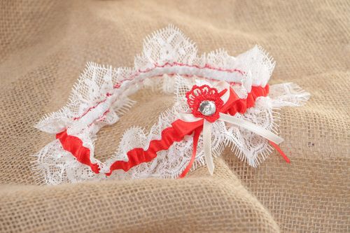 Jarretière de la mariée blanc-rouge en dentelle française faite main design - MADEheart.com