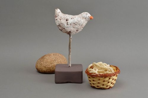 Schöne ungewöhnliche handgefertigte bemalte Vogel Figur aus Gips mit Ständer - MADEheart.com