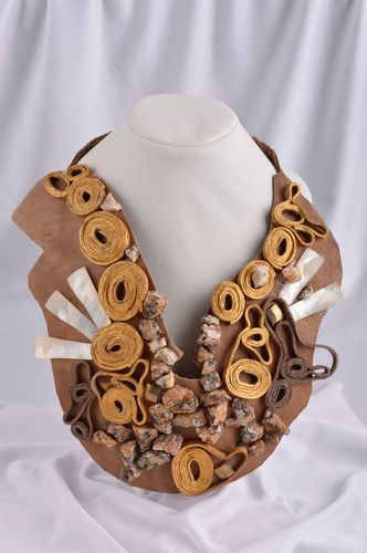 Collier à la mode Bijou fait main avec cuir et galets Cadeau femme design - MADEheart.com