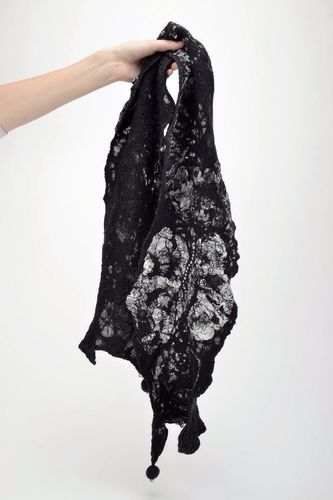 Schwarz-weißer Schal aus Silk und Wolle - MADEheart.com