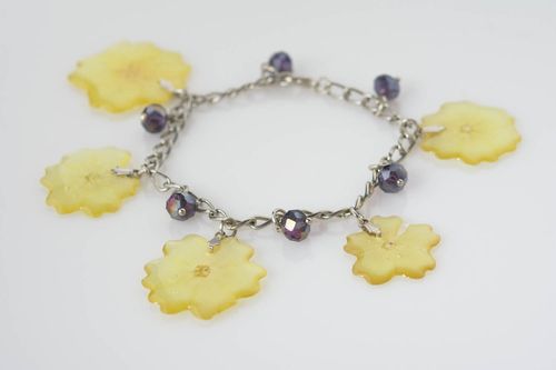 Bracelet avec fleurs séchées en résine époxyde fait main jaune-mauve sur chaîne - MADEheart.com