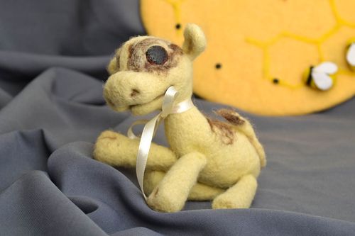 Peluche veau Jouet fait main en laine feutrée original Cadeau pour enfant - MADEheart.com