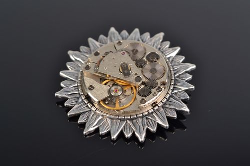 Exklusive handgemachte Steampunk Brosche mit Uhrwerk aus Metall im Vintage Stil - MADEheart.com