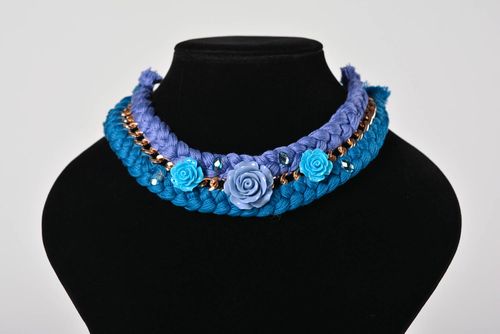 Collier textile fait main Bijou textile bleu avec fleurs Accessoire femme - MADEheart.com