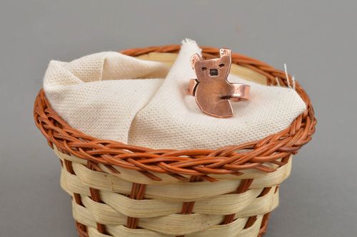 Schöner stilvoller eleganter handgemachter Ring aus Kupfer in Form vom Bären - MADEheart.com