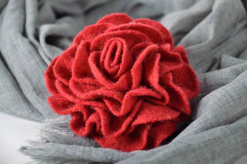 Grande broche fleur en laine Églantine  - MADEheart.com